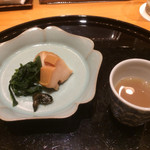 割烹 渡邊 - 煮鮑とわかめ、鮑の肝の佃煮、鮑の出し汁
      柔らかい煮鮑は上品な味付け。肝の佃煮は濃すぎない味。あと出し汁がすごく美味しかった！わかめを入れると更に美味しく、お代わりが欲しくなりました(笑