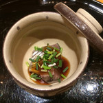 割烹 渡邊 - 鰹のたたき
      美味しい鰹は藁で炙る事で香ばしくなり美味しさが増すのですね。いつもスーパーで買うバーナーで炙られた鰹とは別世界の味！(あたりまえか(^^;;) ポン酢ダレが絡めてあり、爽やかな味わい。