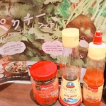バインセオ サイゴン 有楽町店 - 卓上の調味料