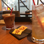 kawara CAFE＆DINING - 左から
フランボワーズラテ 580円、お通し、ゆずハイボール 550円