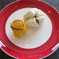広東料理 センス - もち豚のチャーシュー饅頭、鮑をのせた豚肉と海老の焼売