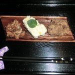 スモークソルト - 「おつまみ盛り合わせ」：穴子としらす・ポテトサラダ・飛騨牛とまぐろフレーク　スモークごま油がけ