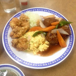 龍華 - Aセット(¥880) おかずアップ
                                大海老天ぷらを鶏唐揚げに変更。いつもながらほれぼれするボリューム！肉団子甘酢やエビ玉も美味しい。すべてのおかずがごはんが進む味だ。