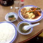 龍華 - Aセット(¥880)
                                ごはんはおかわり自由。何度食べても、CPの高さには感激する。飛び抜けて美味しいというわけではないが、すべてがごはんのおかずとして最適な味つけである。