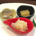 一僖 - 三種の前菜。蒸し鶏のネギソース。ししゃもの檸檬南蛮。薩摩芋。