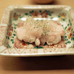 緒方 - お塩と柚子を散らした鱧の湯引き