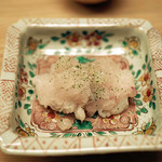 緒方 - お塩と柚子を散らした鱧の湯引き