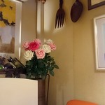 レストラン花園  - 店内にはお花
