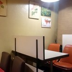 レストラン花園  - 店内にはお花の絵がたくさん