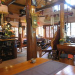 細麦さくらや - 丸太のテーブル席の店内（１）