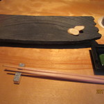 東山 - このお皿で鮎をいただきます。お皿自体も温めてくれていました。