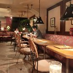 ３丁目のカレー屋さん  - 店内のテーブル席の風景です