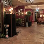 ３丁目のカレー屋さん  - 店内のテーブル席の風景です