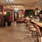 ３丁目のカレー屋さん  - 店内のテーブル席の風景です