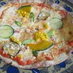 季節のピッツァ（旬の夏野菜４種とベーコン・トマトソースの彩り豊かなピッツァ）