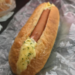 粉とクリーム - スパイシーチリドッグ！  
      ウインナーの下のソースがしっかりピリ辛。
      粉とクリームさんはしっかりピリ辛に仕上げてくれるのがウレシイ♡