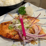 まぐろ丼　加一 - ブリとサーモンの和風ステーキ