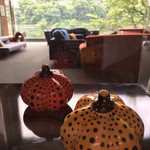 レヴォ - 草間彌生