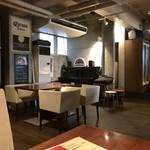 カフェ　ダイニング　バー　ガルバンゾ - テーブル席、カウンター席ございます店内です。