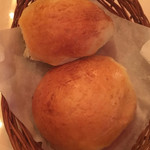 ビストロひつじや - パンもしっかりしたパンです。オリーブオイルでいただきます。