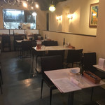 ビストロひつじや - 店内は新しくて清潔な感じ