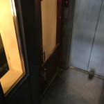 ビストロひつじや - 地下のお店の入口