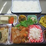福山まるたま - マルタマ弁当410円　鶏のトマトソース煮と野菜炒め(2017. 7.18)