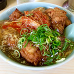 ポパイ 西口店 - 「元祖からあげ丼(小)」(550円税込)。二択の無料トッピングはキムチを選択(コーンも選べる)。