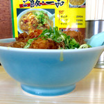 ポパイ - "からあげ丼(小)"のサイドビュー。結構深さがある。