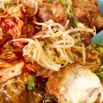 ポパイ - からあげとご飯の間にもやしが挟まれている。肉は柔らかく食べやすい。