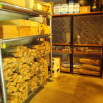 アウストロ - 正面玄関扉を開けると通路がワインセラー