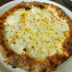 アウストロ - 独特の風味を持つ4種類のチーズをブレンドした、チーズ好きにはたまらないピッツァ。　クワトロフォルマッジ