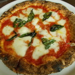 アウストロ - マルゲリータ好きにオススメ！水牛のモッツァレラのクリーミーさがたまらない！ワンランク上のマルゲリータ。　マルゲリータブッファラ