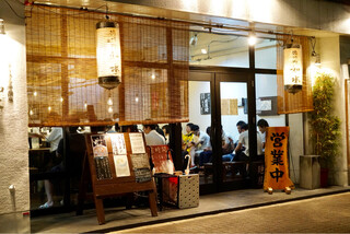 ラーメン専門店 徳川町 如水 - 店の外にまで行列