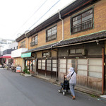 お好み焼き たこ焼き 伊佐 - この建物の右折すると