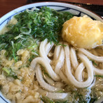 丸亀製麺 - かけうどんに半熟卵天ぷら。410円。