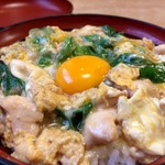 つるてん - かしわいっぱいのトロトロ親子丼に、たまごの黄身がもう一個載ります（２０１７．７．１８）