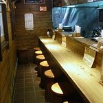 ビフテキ屋うえすたん  - カウンター席のみのこじんまりした店内