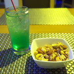 Tower Lounge - バータイム。カクテルとミックスナッツ