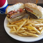 Meskla Dos - ランチェルバーガーとウハングシュリンプバーガーを半分ずつ交換して食べました。