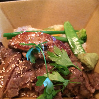 ジ・オリエンタルテラス - フォアグラと牛ロース丼、奥がフォアグラです。フォアグラは苦手だけどメチャ旨でした。
                