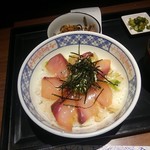 Yadokari - イナダのづけ丼（味噌汁、小鉢、漬物付） 500円(税込)