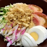 そば処　松屋 - 冷やしたぬきうどん（900円）