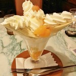 レストランオオタニ - バナナパフェ1050円。