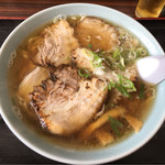 Shiokari Shokudou - キャーーー！！！
                        
                        チャーシューメン！！！
                        
                        スッキリ澄んだスープに美味しそうなチャーシュー。
                        
                        丼もデカイ！！！
                        
                        
                        