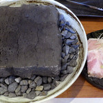 エンターテイ麺ト スタイル ジャンク ストーリー エムアイ レーベル - 溶岩＆トッピング
