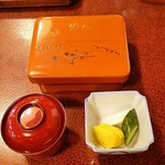 うなぎ 桜家 - 先にお椀と香の物が提供されて、少し時間が空きました。