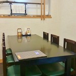 うな繁 - 改装しモダンな店内。