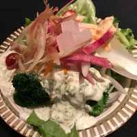 ステーキハウス リブルーム - サラダ盛り過ぎ、笑
                盛り方はセンスですが、お野菜美味しかった。
                ブロッコリーの火の通し加減が好みです。