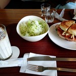 and on cafe - 氷アイスコーヒーとアンドンバーガー。